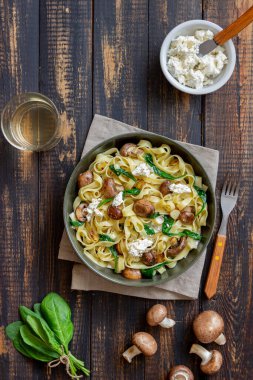 Mantarlı makarna, beyaz peynir, ıspanak ve sarımsak. Sağlıklı beslenme. Vejetaryen yemeği. Diyet