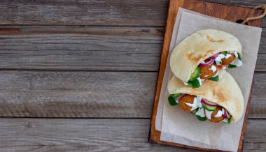 Domatesli falafel, salatalık, soğan ve ıspanak. Sağlıklı beslenme. Vejetaryen yemeği..