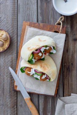 Domatesli falafel, salatalık, soğan ve ıspanak. Sağlıklı beslenme. Vejetaryen yemeği..