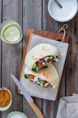 Domatesli falafel, salatalık, soğan ve ıspanak. Sağlıklı beslenme. Vejetaryen yemeği..