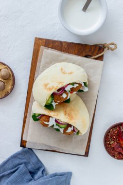 Domatesli falafel, salatalık, soğan ve ıspanak. Sağlıklı beslenme. Vejetaryen yemeği.