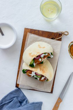 Domatesli falafel, salatalık, soğan ve ıspanak. Sağlıklı beslenme. Vejetaryen yemeği.