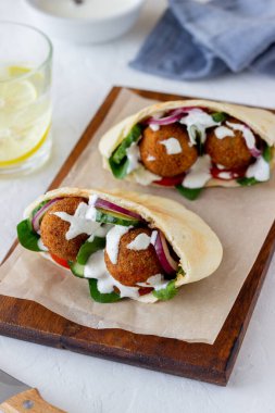 Domatesli falafel, salatalık, soğan ve ıspanak. Sağlıklı beslenme. Vejetaryen yemeği.