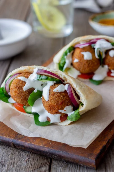 Falafel in pita with tomatoes, cucumbers, onions and spinach. Healthy eating. Vegetarian food. — Stock Photo, Image