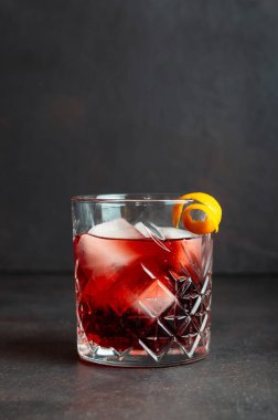 Negroni kokteyli. Acı, cin, vermut, buz. Bar mı? Yemek tarifleri. Alkolik içecekler.