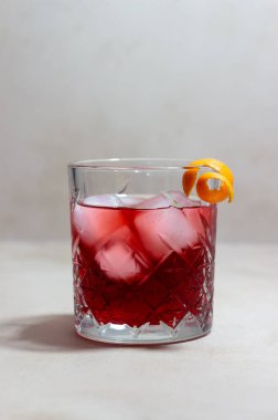 Negroni kokteyli. Acı, cin, vermut, buz. Bar mı? Yemek tarifleri. Alkolik içecekler.