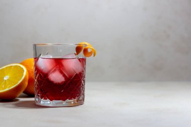 Negroni kokteyli. Acı, cin, vermut, buz. Bar mı? Yemek tarifleri. Alkolik içecekler.