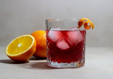 Negroni kokteyli. Acı, cin, vermut, buz. Bar mı? Yemek tarifleri. Alkolik içecekler.