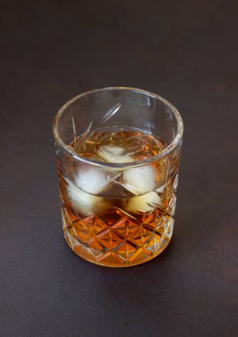 Bardakta viski. Alkollü içecekler. Bar Restoranı