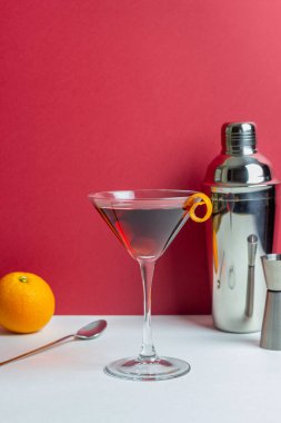 Klasik Manhattan kokteyli. Alkollü içecekler. Bar Restoranı