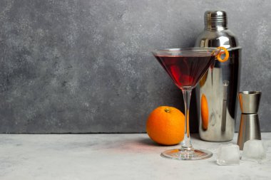 Klasik Manhattan kokteyli. Alkollü içecekler. Bar Restoranı