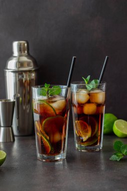 Limonlu ve buzlu kokteyl. Rom ve kola alkollü içecekler. Bar mı? Restoran