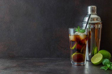 Limonlu ve buzlu kokteyl. Rom ve kola alkollü içecekler. Bar mı? Restoran