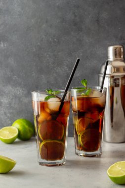Limonlu ve buzlu kokteyl. Rom ve kola alkollü içecekler. Bar mı? Restoran