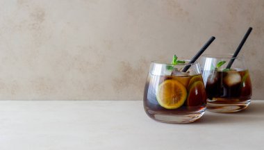 Limonlu ve buzlu kokteyl. Rom ve kola alkollü içecekler. Bar mı? Restoran