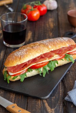 Prosciutto, domates, roka ve peynirli sandviç. Sağlıklı beslenme