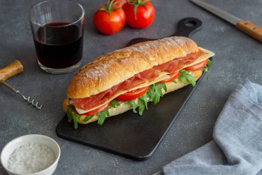 Prosciutto, domates, roka ve peynirli sandviç. Sağlıklı beslenme