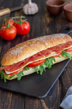 Prosciutto, domates, roka ve peynirli sandviç. Sağlıklı beslenme