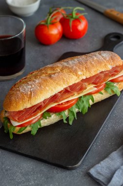 Prosciutto, domates, roka ve peynirli sandviç. Sağlıklı beslenme