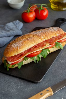 Prosciutto, domates, roka ve peynirli sandviç. Sağlıklı beslenme
