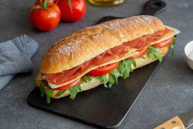 Prosciutto, domates, roka ve peynirli sandviç. Sağlıklı beslenme
