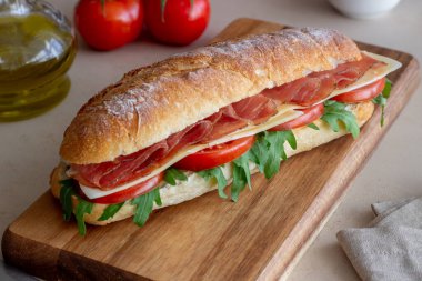 Prosciutto, domates, roka ve peynirli sandviç. Sağlıklı beslenme