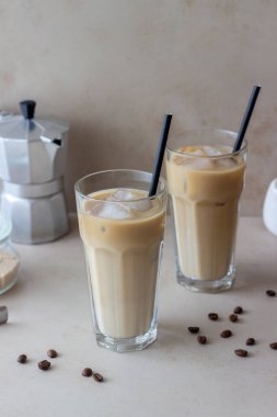 Kremalı buzlu kahve. Soğuk içecekler. Vejetaryen yemeği. Sağlıklı beslenme