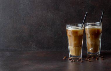 Kremalı buzlu kahve. Soğuk içecekler. Vejetaryen yemeği. Sağlıklı beslenme