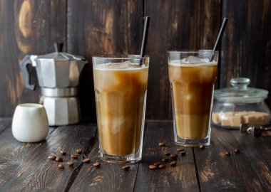 Kremalı buzlu kahve. Soğuk içecekler. Vejetaryen yemeği. Sağlıklı beslenme