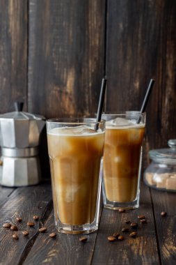 Kremalı buzlu kahve. Soğuk içecekler. Vejetaryen yemeği. Sağlıklı beslenme