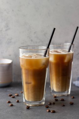 Kremalı buzlu kahve. Soğuk içecekler. Vejetaryen yemeği. Sağlıklı beslenme