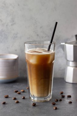 Kremalı buzlu kahve. Soğuk içecekler. Vejetaryen yemeği. Sağlıklı beslenme