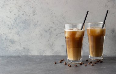 Kremalı buzlu kahve. Soğuk içecekler. Vejetaryen yemeği. Sağlıklı beslenme