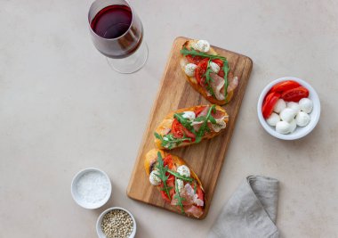 Jambonlu, mozzarellalı, domatesli ve roka aromalı Şarap aperatifleri.