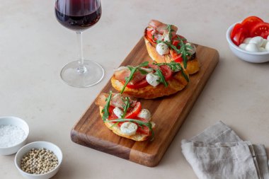 Jambonlu, mozzarellalı, domatesli ve roka aromalı Şarap aperatifleri.