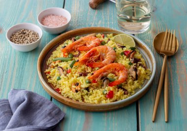 Deniz ürünleri, karides ve sebzeli İspanyol paella 'sı. Sağlıklı beslenme. İspanyol mutfağı