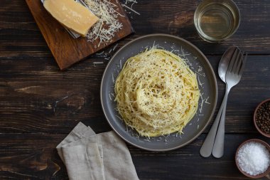 Karabiber ve peynirli Roma makarnası. Cacio e pepe. Yemek tarifleri. - Şarap. Vejetaryen yemeği. Ulusal Mutfak.