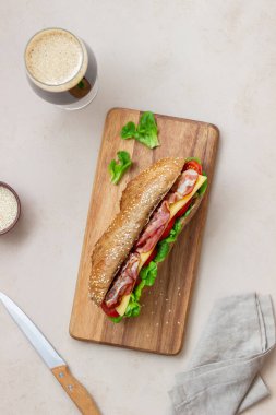 Salatalı, pastırmalı, domatesli ve peynirli bir sandviç. Kahvaltıda. Fast food