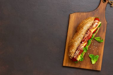 Salatalı, pastırmalı, domatesli ve peynirli bir sandviç. Kahvaltıda. Fast food