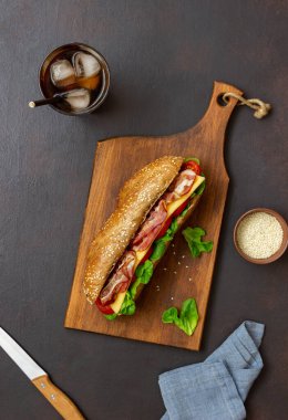 Salatalı, pastırmalı, domatesli ve peynirli bir sandviç. Kahvaltıda. Fast food