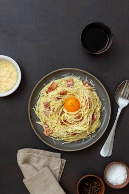 Yumurtalı spagetti carbonara. İtalyan mutfağı. Yemek tarifi. Yiyecek.