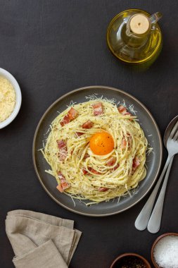 Yumurtalı spagetti carbonara. İtalyan mutfağı. Yemek tarifi. Yiyecek.