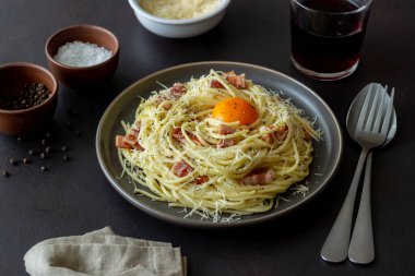 Yumurtalı spagetti carbonara. İtalyan mutfağı. Yemek tarifi. Yiyecek.