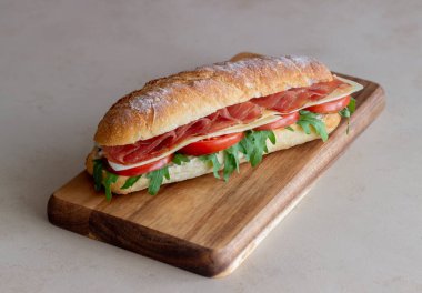 Prosciutto, domates, roka ve peynirli sandviç. Sağlıklı beslenme