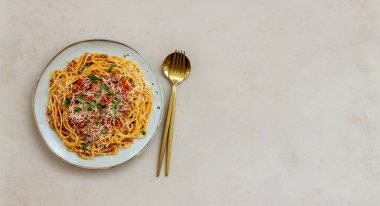 İtalyan spagetti bolonezi. Ulusal mutfak. Yemek tarifi. İtalyan yemeği.