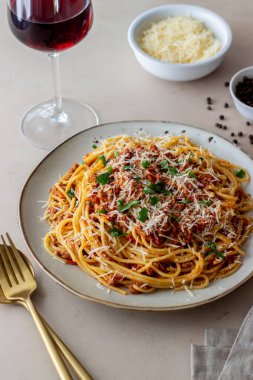 İtalyan spagetti bolonezi. Ulusal mutfak. Yemek tarifi. İtalyan yemeği.