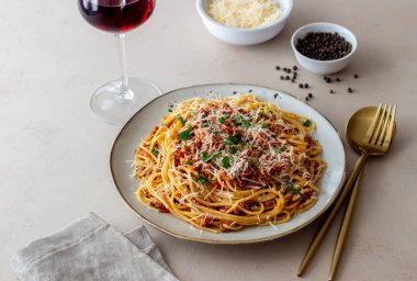 İtalyan spagetti bolonezi. Ulusal mutfak. Yemek tarifi. İtalyan yemeği.