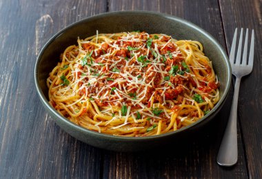 İtalyan spagetti bolonezi. Ulusal mutfak. Yemek tarifi. İtalyan yemeği.