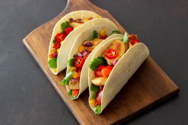 Tavuklu taco, domates, mısır ve soğan. Meksika yemeği. Fast food