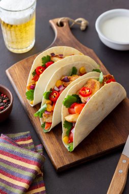 Tavuklu taco, domates, mısır ve soğan. Meksika yemeği. Fast food